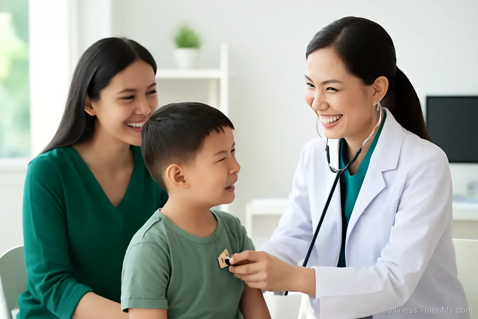 Bảy giờ tối con sốt: bệnh viện thì đông, trạm y tế đã đóng, và không ai giữ danh sách chỗ còn mở